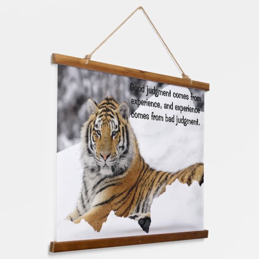 雪の上からあなたを見てベンガルタイガー 吊り下げ型タペストリー (傾斜あり)