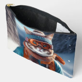 雪の上での猫スキー アクセサリーポーチ (見開き)