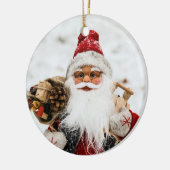 雪の上でサンタクロースの人形を楽しむ セラミックオーナメント (左)