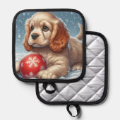 雪の上でボールで休むコッカースパニエル犬の子犬 鍋敷き (正面/裏面)