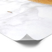 雪の上で寝ながら牙を見せる虎 ポスター (角)