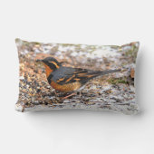雪の上で美しい多様なツグミの鳴鳥 ランバークッション (裏面)