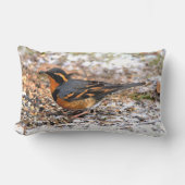 雪の上で美しい多様なツグミの鳴鳥 ランバークッション (正面)