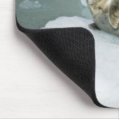 雪の上にかわいいハーバーシール マウスパッド (コーナー)