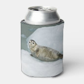 雪の上にかわいいハーバーシール 缶クーラー (缶正面)