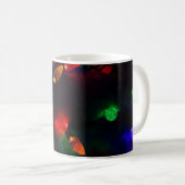 雪の上に光るクリスマス実在の飾り コーヒーマグカップ (正面右)