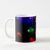 雪の上に光るクリスマス実在の飾り コーヒーマグカップ (左)