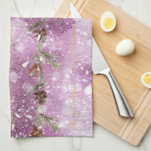 雪の上に松の実があるモミの枝 キッチンタオル (四つ折り)