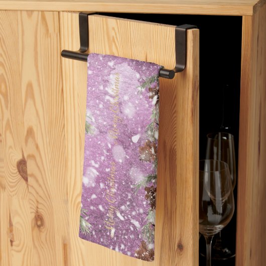 雪の上に松の実があるモミの枝 キッチンタオル (三つ折り)