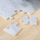 雪の上に柔らかい光を持つミニマルなクリスマスツリー ジグソーパズル (側面)