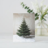 雪の上に柔らかい光を持つミニマルなクリスマスツリー ポストカード (スタンド正面)