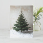 雪の上に柔らかい光を持つミニマルなクリスマスツリー 招待状 (スタンド正面)