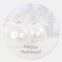 雪の上に白いクリスマスボールと白の背景 ラウンドシール
