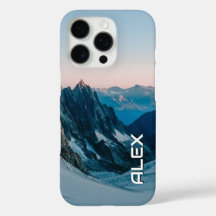 雪の上に覆われた山