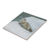 . .雪の上のかわいい港のアザラシ タイル (側面)