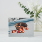 雪の上のりんご ポストカード (スタンド正面)