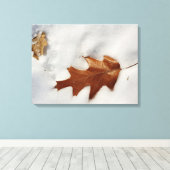 雪の上のオークの葉 キャンバスプリント (インサイチュ (ウッドフロア))