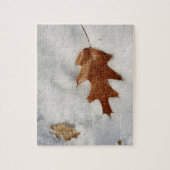 雪の上のオークの葉 ジグソーパズル (縦)
