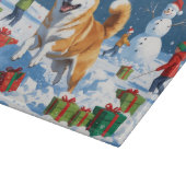 雪の上のクリスマス帽を被った柴犬 カッティングボード (角)