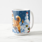 雪の上のクリスマス帽を被った柴犬 コーヒーマグカップ (正面右)