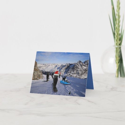 雪の上のスノーボードに乗った黒猫のグリーティングカード カード (正面)