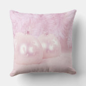 雪の上のピンクのクリスマスボールとピンクの背景 クッション (裏面)