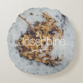 雪の上のホルテンシアの花 ラウンドクッション (正面)