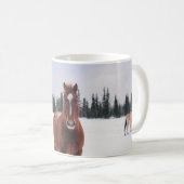 雪の上の二頭の馬 コーヒーマグカップ (正面右)