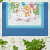 雪の上の可愛いクリスマスの雪だるま家族 キッチンタオル (折り畳み)