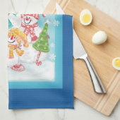 雪の上の可愛いクリスマスの雪だるま家族 キッチンタオル (四つ折り)