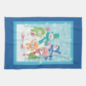 雪の上の可愛いクリスマスの雪だるま家族 キッチンタオル (横)