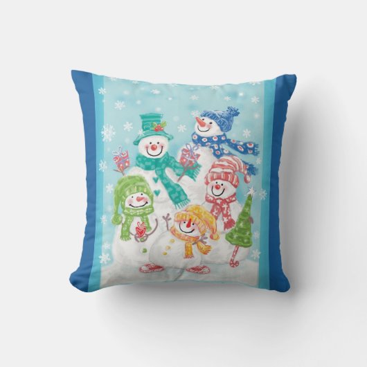 雪の上の愛らしいクリスマスの雪だるま家族 クッション (正面)