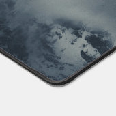 雪の上の暗闇と光は山を覆った デスクマット (コーナー)