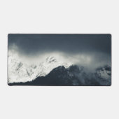 雪の上の暗闇と光は山を覆った デスクマット (正面)