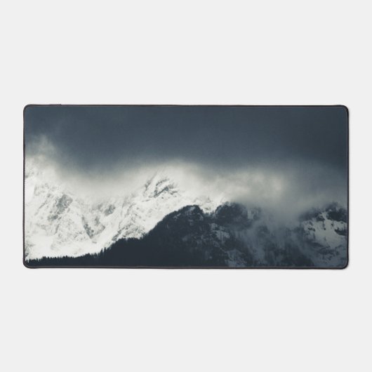 雪の上の暗闇と光は山を覆った デスクマット (正面)