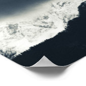 雪の上の暗闇と光は山を覆った ポスター (角)