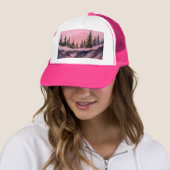 雪の上の松はピンクの日の出で尾根を覆った キャップ (インサイチュ)