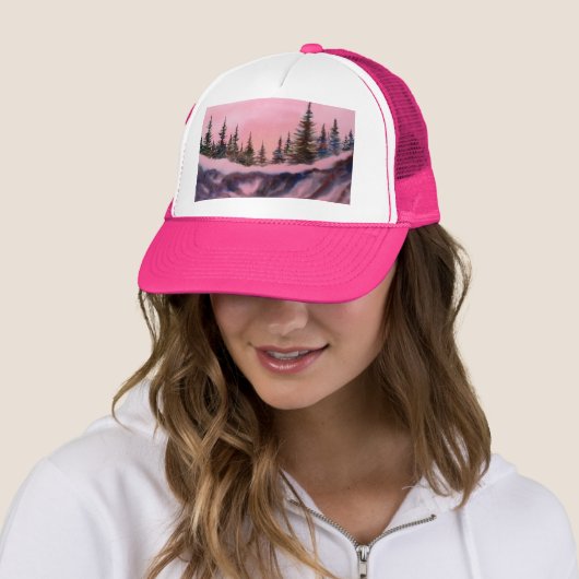 雪の上の松はピンクの日の出で尾根を覆った キャップ (インサイチュ)