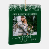 雪の上の私たちの初めてのクリスマス婚約したフォトグリーン セラミックオーナメント (右)
