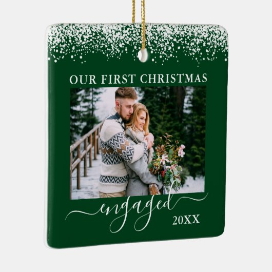 雪の上の私たちの初めてのクリスマス婚約したフォトグリーン セラミックオーナメント (右)