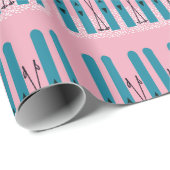 雪の上の青いスキーとピンクの背景 ラッピングペーパー (ロールコーナー)