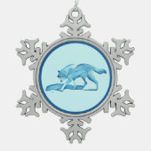 雪の上の青い狼 スノーフレークピューターオーナメント (正面)