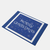 雪の上の青のメリークリスマス ドアマット (アングル)