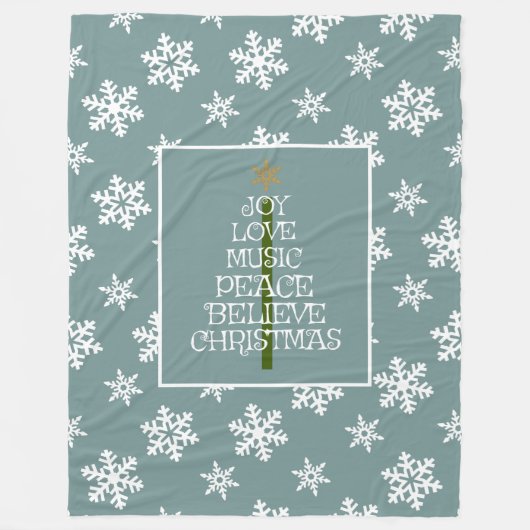 雪の上の青、ツリーのクリスマスの雰囲気 フリースブランケット (正面)
