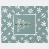 雪の上の青、ツリーのクリスマスの雰囲気 フリースブランケット (正面(横))