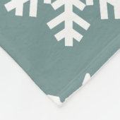 雪の上の青、ツリーのクリスマスの雰囲気 フリースブランケット (角)