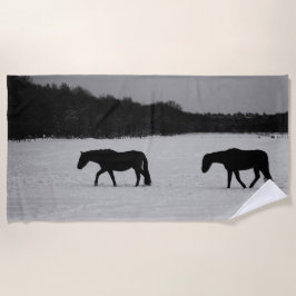 雪の上の馬 ビーチタオル