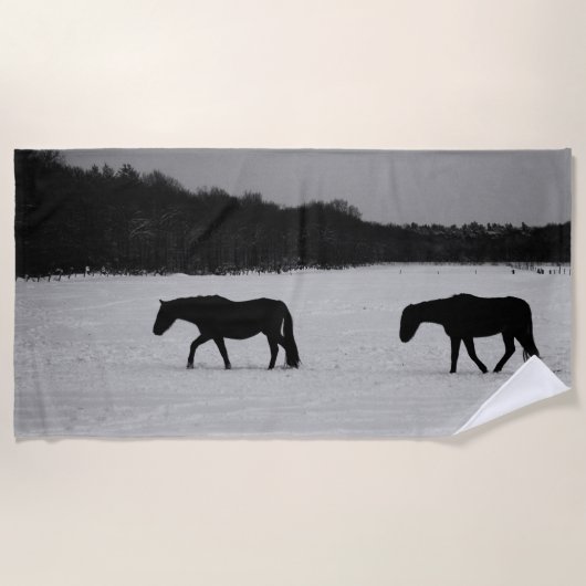 雪の上の馬 ビーチタオル (正面)