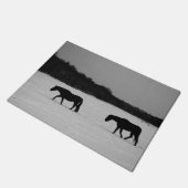 雪の上の馬Dmcna ドアマット (アングル)