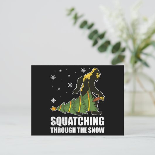 雪の上を歩くクリスマスの大きな足 ポストカード (スタンド正面)